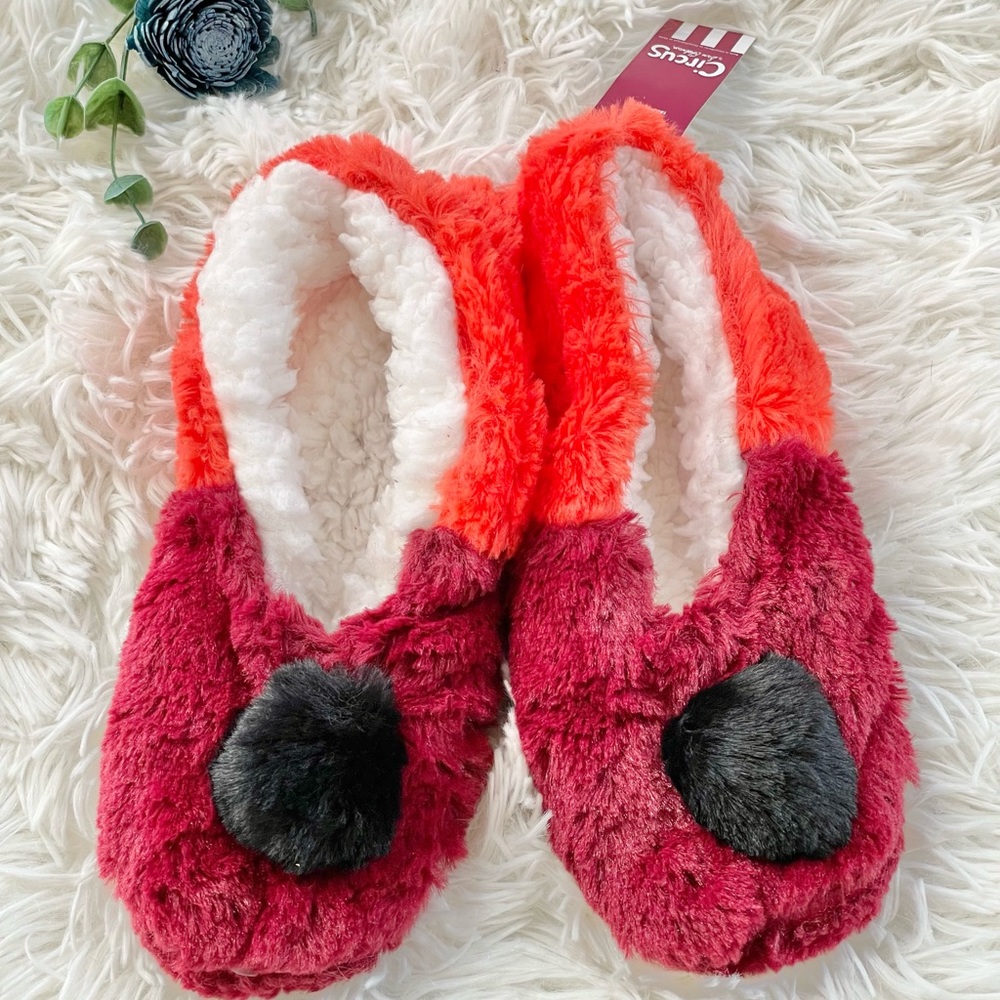 New with tags CIRCUS BY SAM EDELMAN COZY SOFT SLIPPERS w/Gel Grips at the bottom